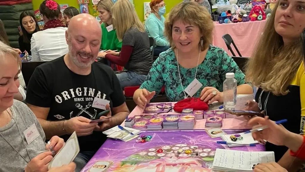 Психолог Светлана Сухова и участники с интересом играют в трансформационную игру для отношений «Вместе нельзя расстаться».