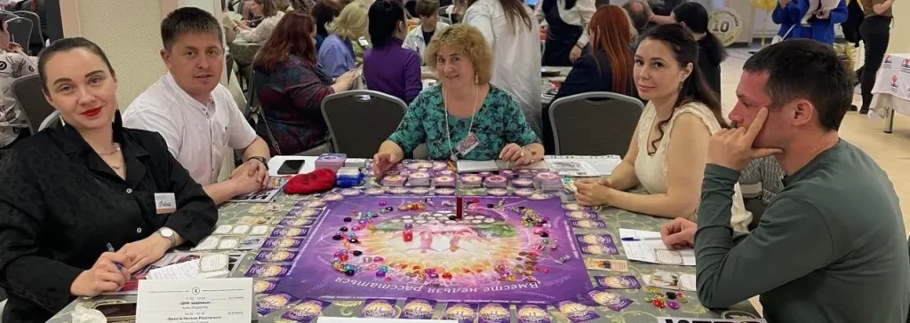 Участники трансформационной игры «Вместе нельзя расстаться» за игровым столом вместе с автором, психологом Светланой Суховой.