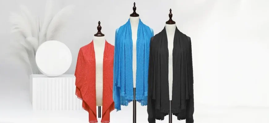 Энергетический палантин FOHERB в трех цветах (серый, коралловый, голубой) на манекенах. Изготовлен из поливолокна с германием, улучшает микроциркуляцию и снимает усталость.