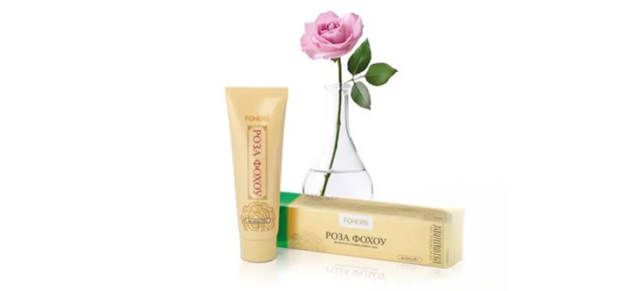 Паста Роза Фохоу FOHERB, тюбик 120 г и картонная упаковка, рядом стоит ваза с розовой розой.